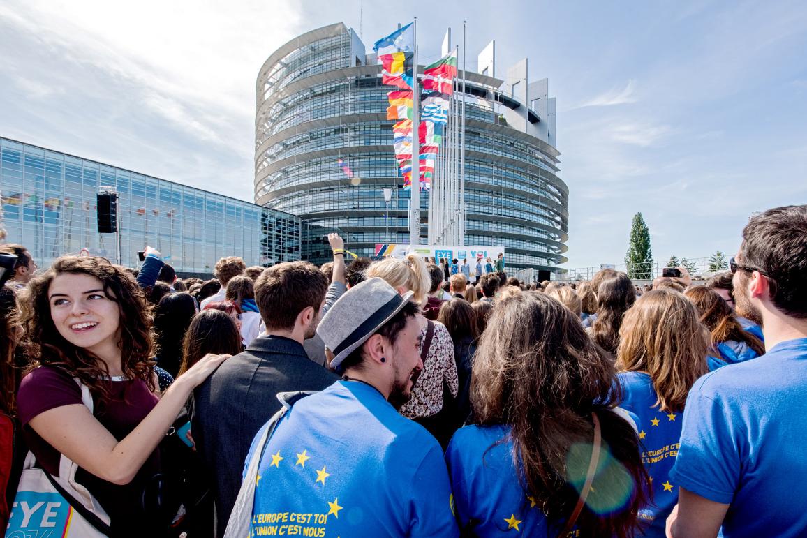 Youth participating in EYE youth work in front of European Parliament. Photo: European Parliament